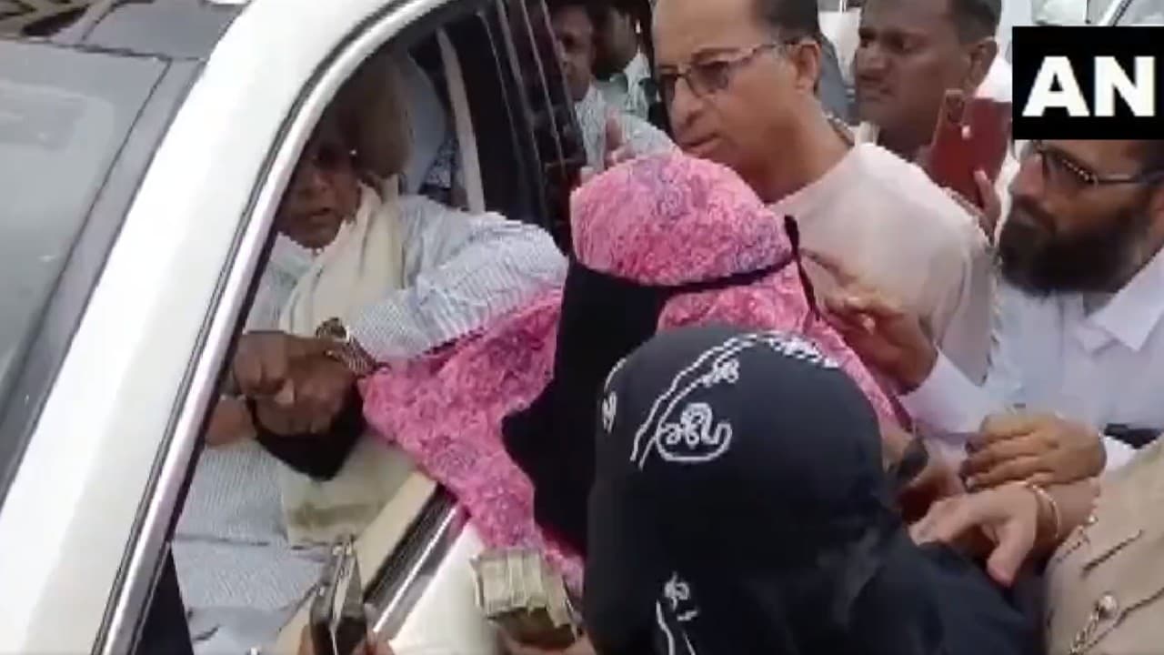 सिद्धारमैया की गाड़ी पर महिला ने फेंकी नोटों की गड्डी, कहा- मुआवजा नहीं, न्याय चाहिए, देखें वीडियो