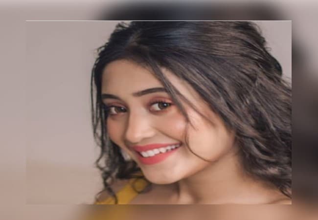 Yeh Rishta Kya Kehlata की 'नायरा' का बोल्ड लुक, शीशे के सामने खुद को निहारती दिखीं काफी ग्लैमरस