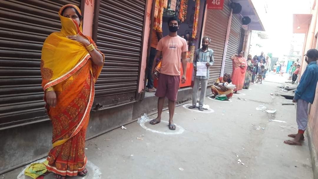 बेहाल मध्यवर्ग :  सरकार गरीबों को दे रही मुफ्त राशन, पर मध्यवर्ग की आय घटी, खर्च बढ़ा