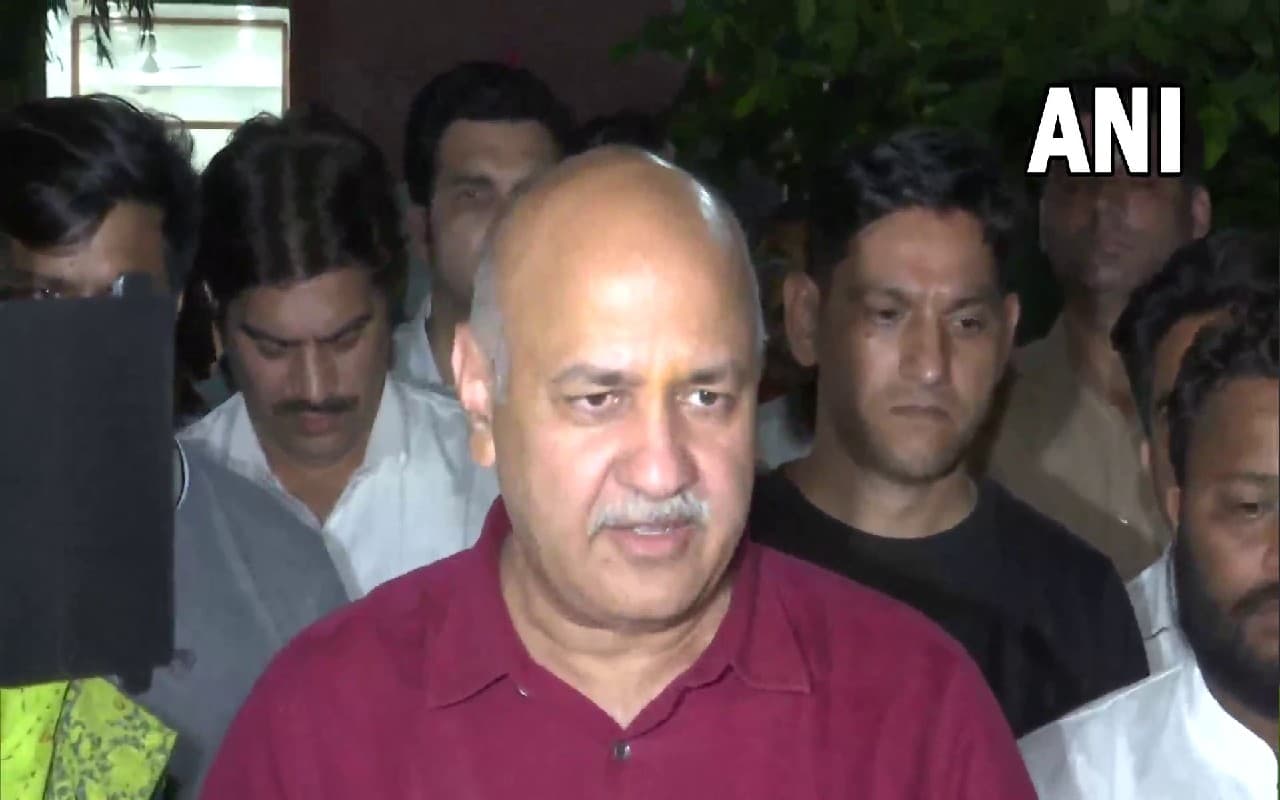 CBI की 9 घंटे पूछताछ के बाद भड़के सिसोदिया, कहा- फर्जी हैं सारे केस, सीएम बनाने का दिया गया लालच