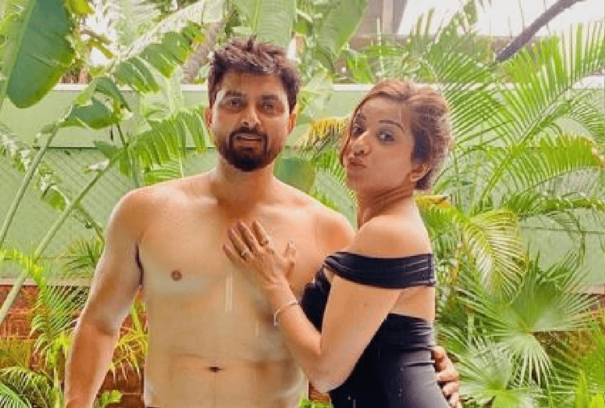 भोजपुरी एक्ट्रेस मोनालिसा ने ब्लैक बिकिनी में विश किया पति को जन्मदिन, पूल फोटोज सोशल मीडिया पर वायरल