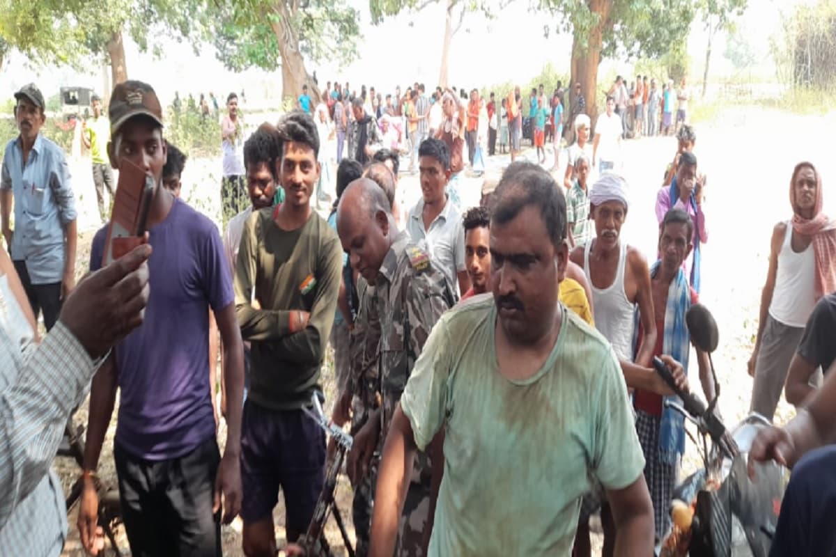 गिरिडीह में ग्रामीणों ने मवेशी चोरी के आरोप में युवक की जमकर की पिटाई, पुलिस ने लिया हिरासत में