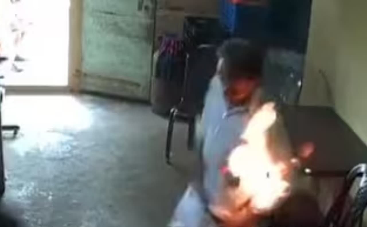 केरल में लोगों के मोबाइल में क्यों हो रहा है ब्लास्ट? देखें ये वायरल वीडियो