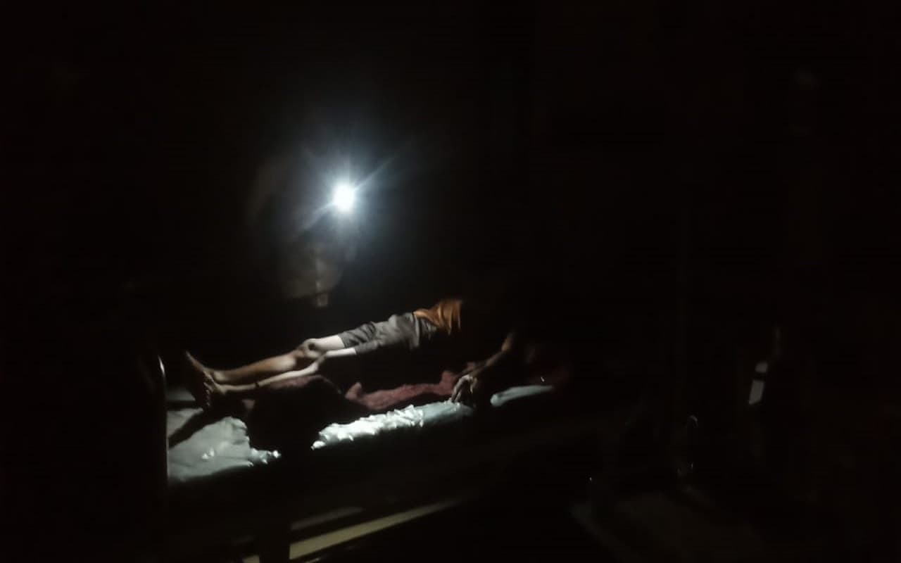 झारखंड: मोबाइल की रोशनी में डॉक्टरों ने मरीजों का किया इलाज, बार-बार कटती रही बिजली, पसरा रहा अंधेरा