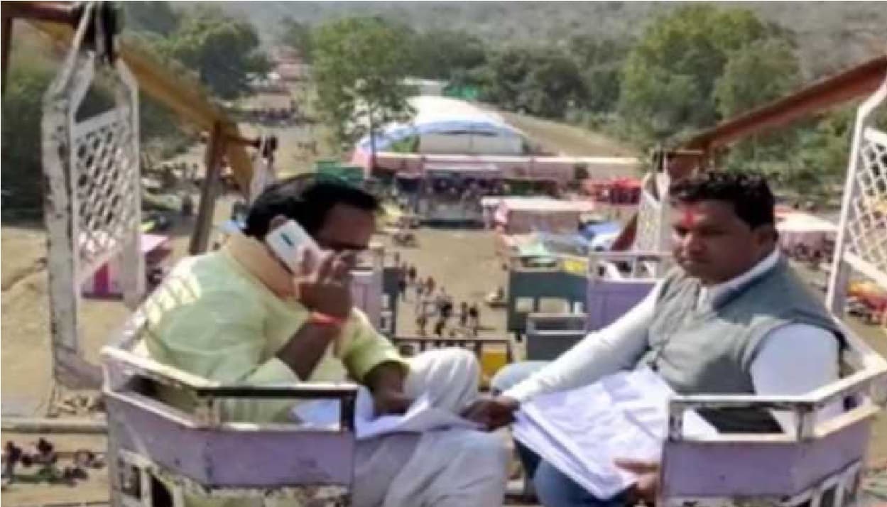 50 फीट की ऊंचाई पर झूले में बैठकर मंत्री जी सुन रहे हैं लोगों की समस्या, पढ़ें क्या है वजह