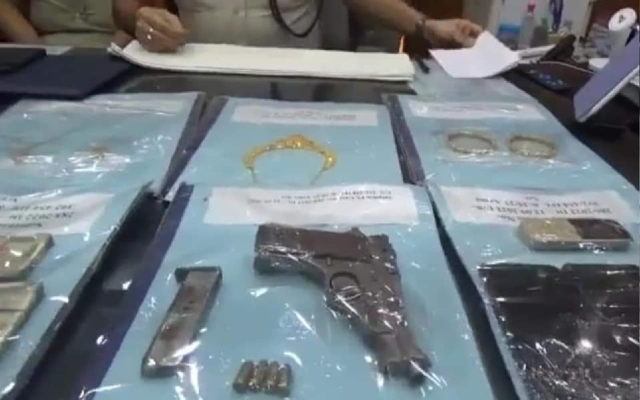 सैंथिया डकैती मामले में पुलिस ने पांच अपराधियों को किया गिरफ्तार, आभूषण और लाखों की नगद हुआ बरामद सैंथिया डकैती मामले में पुलिस ने पांच अपराधियों को किया गिरफ्तार, आभूषण और लाखों की नगद हुआ बरामद