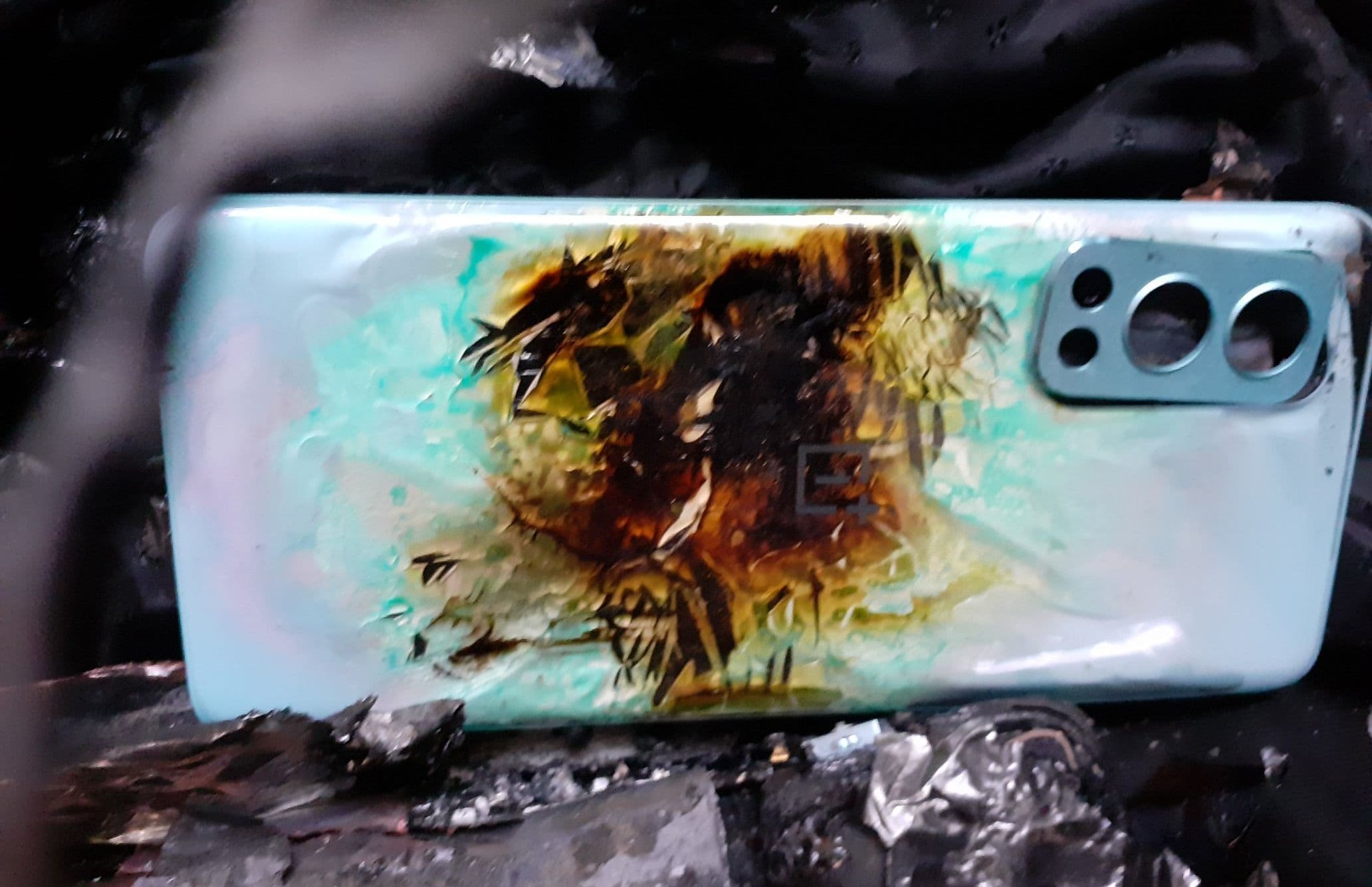 OnePlus Nord 2 5G में हुआ ब्लास्ट, वकील के गाउन में फटा फोन, देखें तस्वीरें