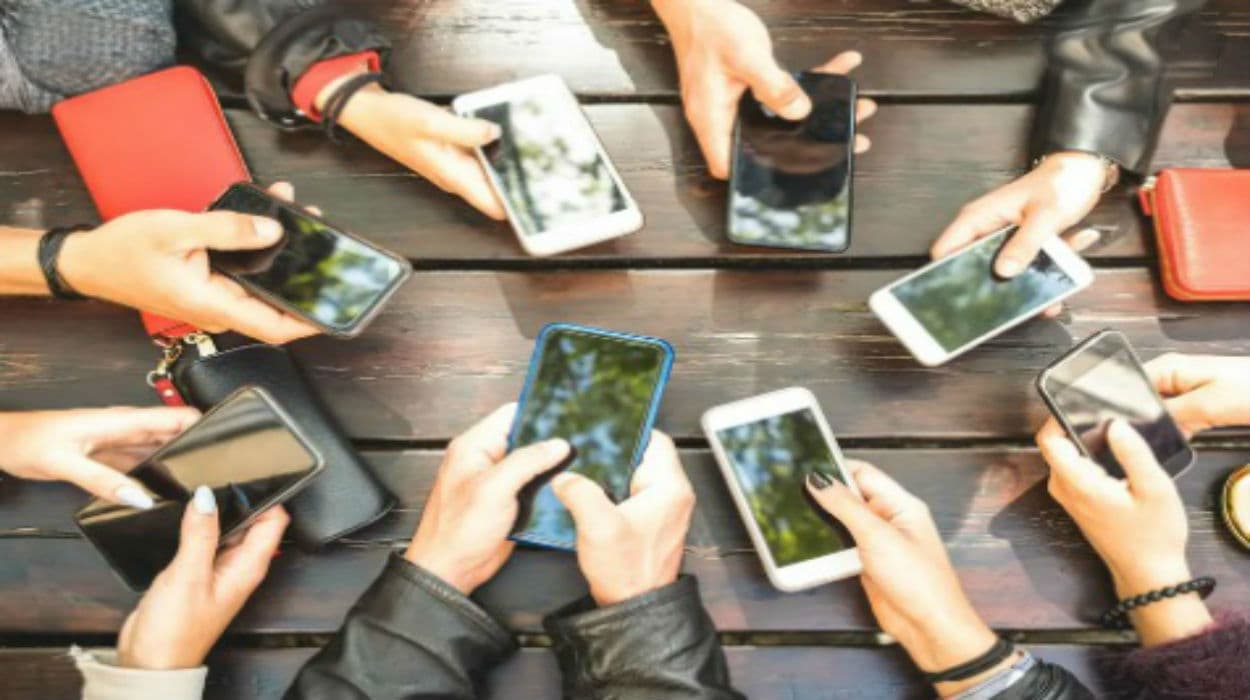 Budget 2024: मोबाइल फोन और चार्जर पर लगने वाले कस्टम ड्यूटी घटा, टेलीकॉम टूल्स होंगे महंगे