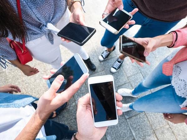 कोरोना संकट में मोबाइल सब्सक्रिप्शन की संख्या में गिरावट, जानिए क्या है देश की डिजिटल आबादी