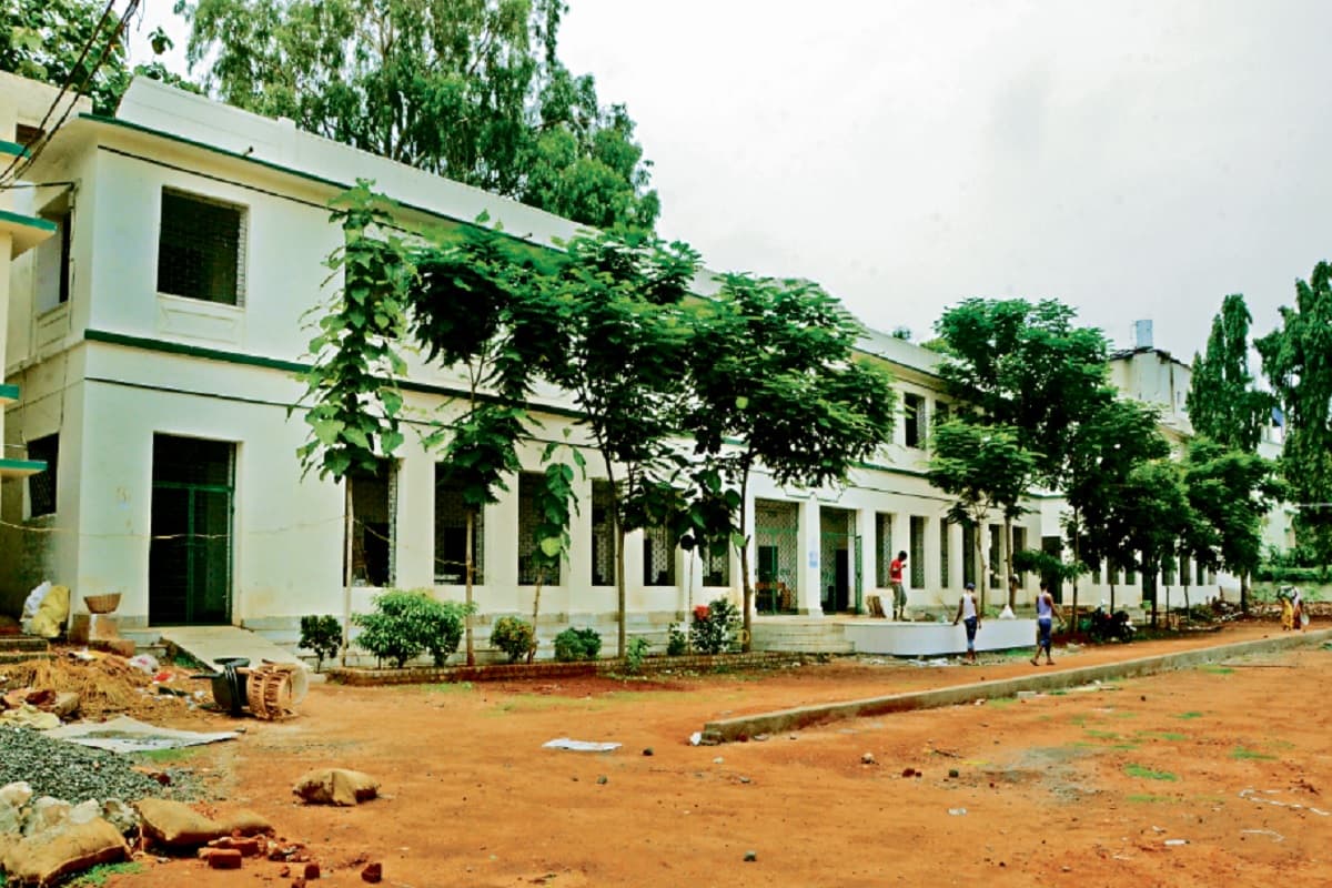 देवघर  के सीएम स्कूल ऑफ एक्सीलेंस में पढ़ाने के लिए शिक्षक नहीं, बच्चे कैसे  बनेंगे एक्सीलेंट