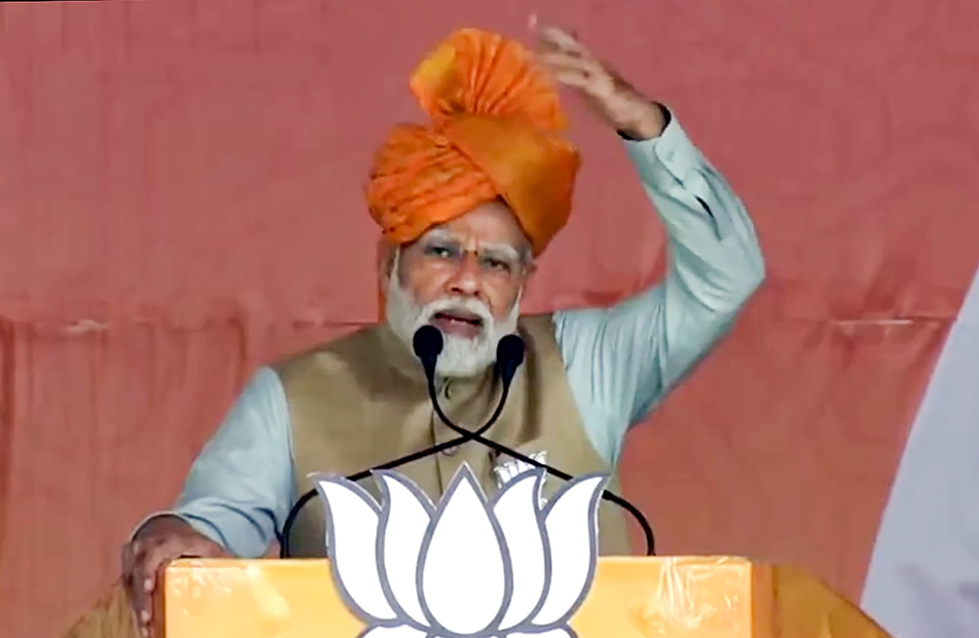 पीएम मोदी की सभा में एक व्यक्ति की हुई तबीयत खराब,भाषण रोककर उन्होंने डॉक्टरों को इलाज करने का आदेश दिया