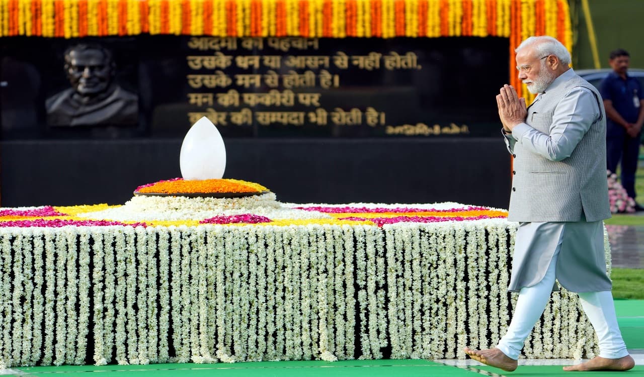 Assembly election: बंगाल में पीएम मोदी का एक रूप ऐसा भी,जब मंच पर खुद कार्यकर्ता का छुए पैर