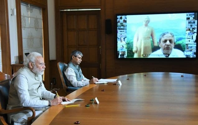 India Fights Corona : PM-CARES Fund में लाखों, करोड़ों रुपये कर रहे दान, जानें किसने कितना दिया