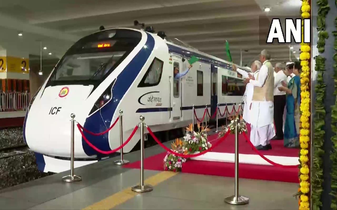 PHOTOS: वंदे भारत एक्सप्रेस अब गांधीनगर-मुंबई रूट पर भी दौड़ेगी, PM मोदी ने दिखाई हरी झंडी