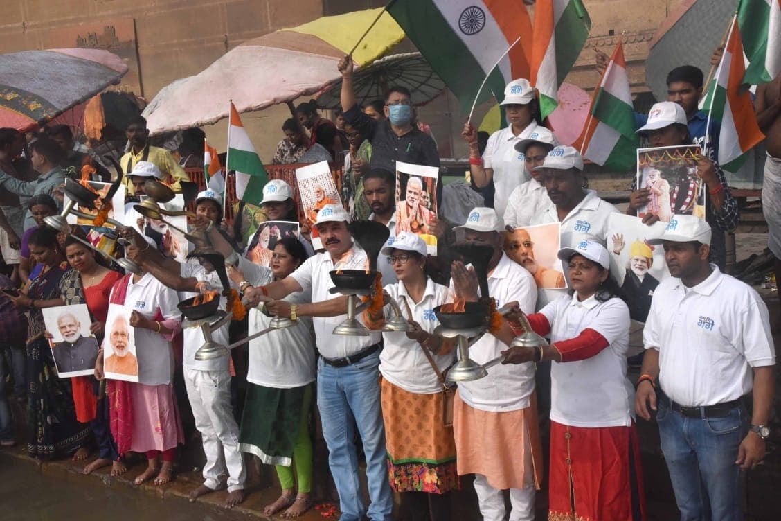 पीएम के आगमन से पहले मोदी के रंग में रंगी काशी, गंगा आरती में दिखी स्वागत की झलक