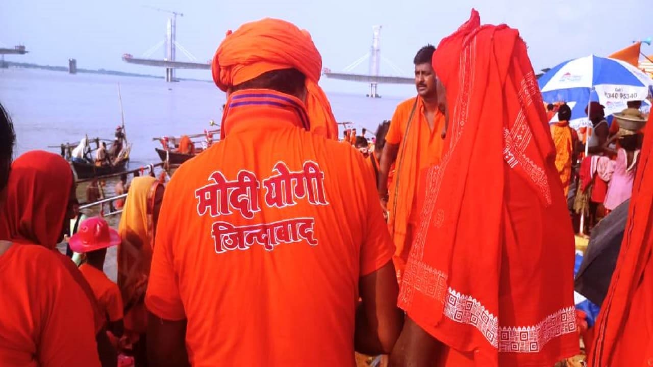 कांवरिया पथ पर 'बुल्डोजर बाबा जिंदाबाद' का नारा, योगी बने सीएम तो कांवरिया बन गांव के सभी घर से निकले लोग