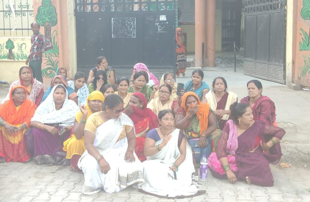 आशा बहू ने मोहनलालगंज सीएचसी के गेट पर लगाया ताला, तब दर्ज हुई थप्पड़ मारने वाले डॉक्टर के खिलाफ एफआईआर