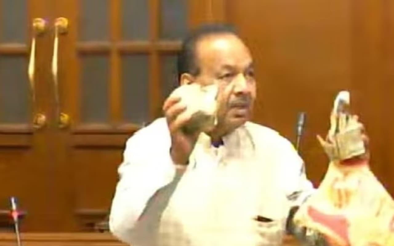 दिल्ली विधानसभा में AAP विधायक मोहिंदर गोयल ने लहराई नोटों की गड्डी,कहा- मेरी जान को खतरा