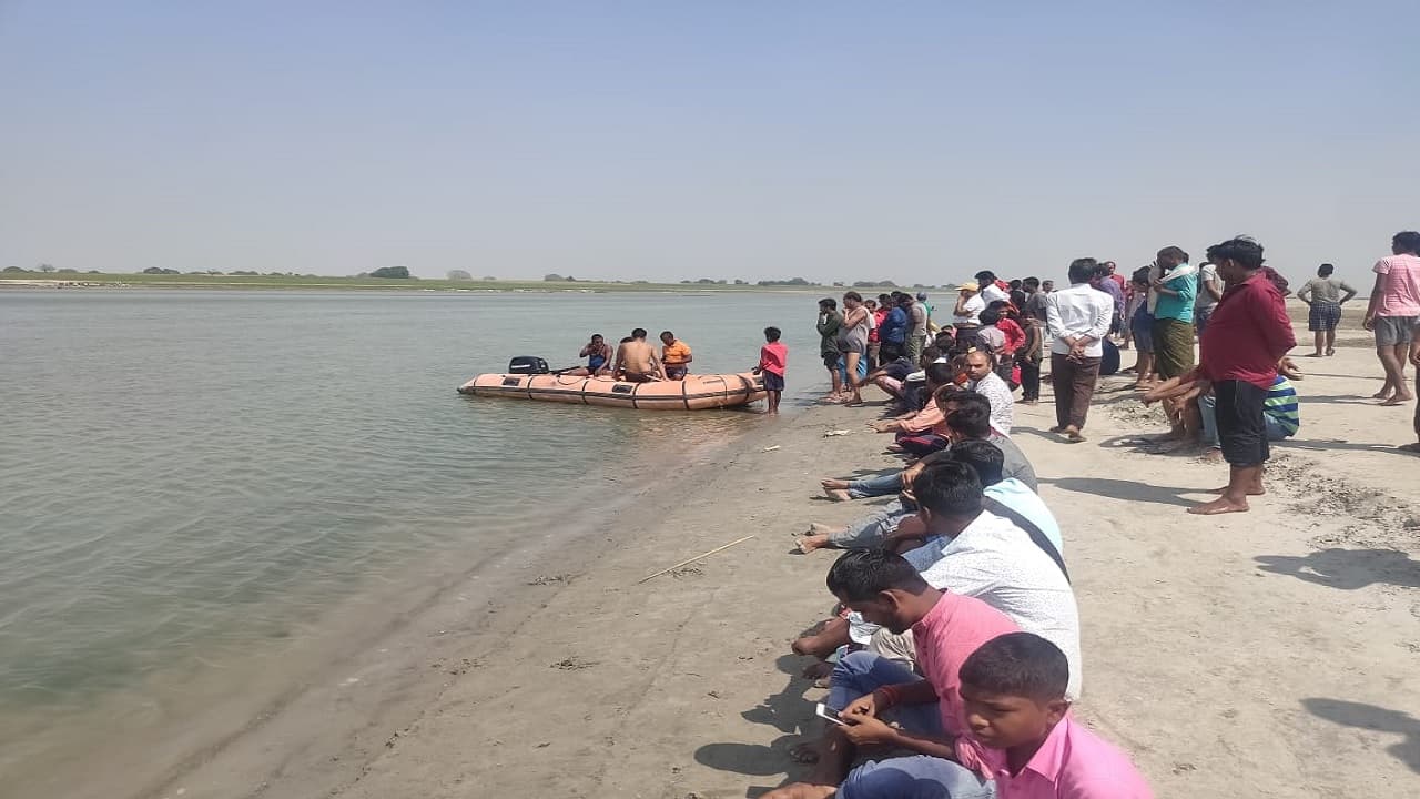 Patna News: मोकामा के गंगा नदी में नहाने गये 3 छात्र डूबे, गोताखोरों ने तीनों शवों को किया बरामद
