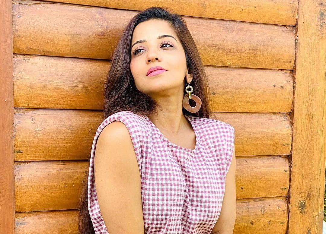 Monalisa ने इस खास शख्स के साथ किया बादशाह के गाने पर डांस, क्रॉप टॉप और स्कर्ट में दिखी बेहद ग्लैमरस