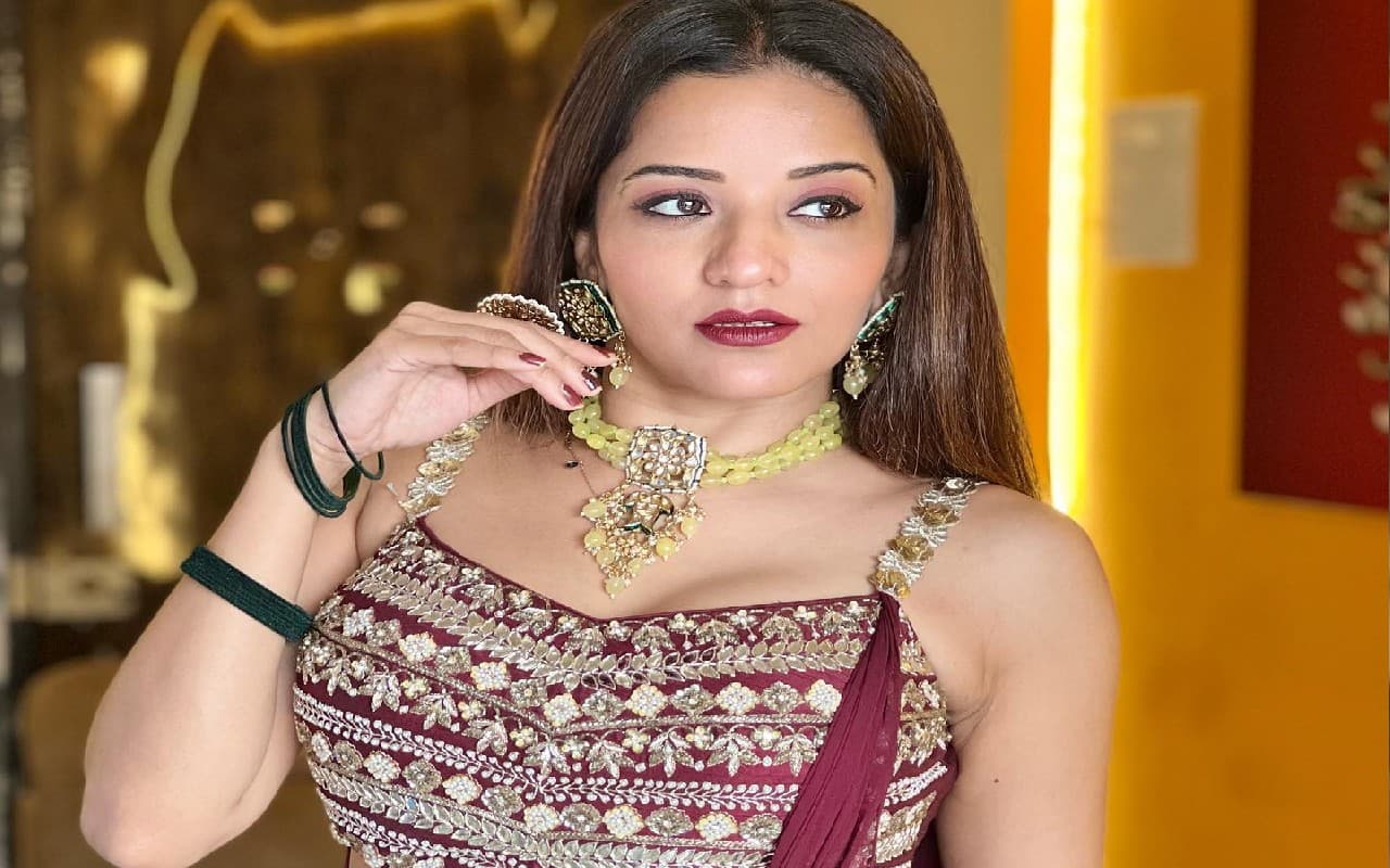 भोजपुरी एक्ट्रेस मोनालिसा का नवरात्रि लुक है बेहद खूबसूरत, फैंस बोले- किसी की नजर ना लगे