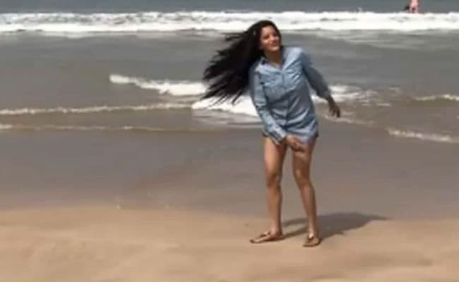 भोजपुरी अभिनेत्री मोनालिसा समुद्र किनारे इठलाती आईं नजर, वायरल हो रहा है ये VIDEO