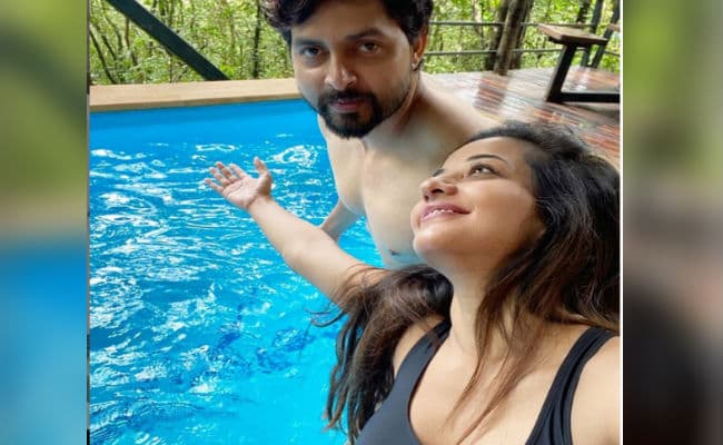 विक्रांत सिंह ने भोजपुरी स्टाइल में किया अपनी लेडीलव को प्रपोज, मोनालिसा के छलके आंसू, वीडियो वायरल