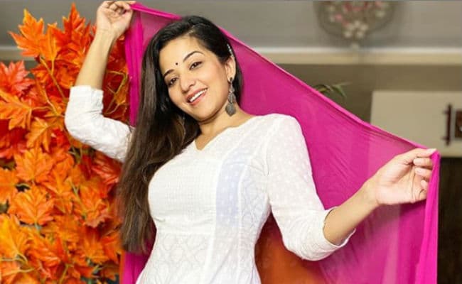 भोजपुरी अभिनेत्री मोनालिसा ने नाटू-नाटू गाने पर लगाए ठुमके, इंटरनेट पर वीडियो वायरल