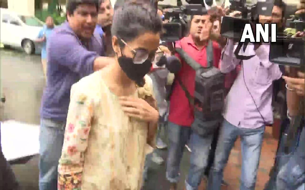 कोलकाता एयरपोर्ट पर रोके जाने पर मेनका गंभीर ने दायर की याचिका, हाइकोर्ट ने ईडी से मांगा जवाब