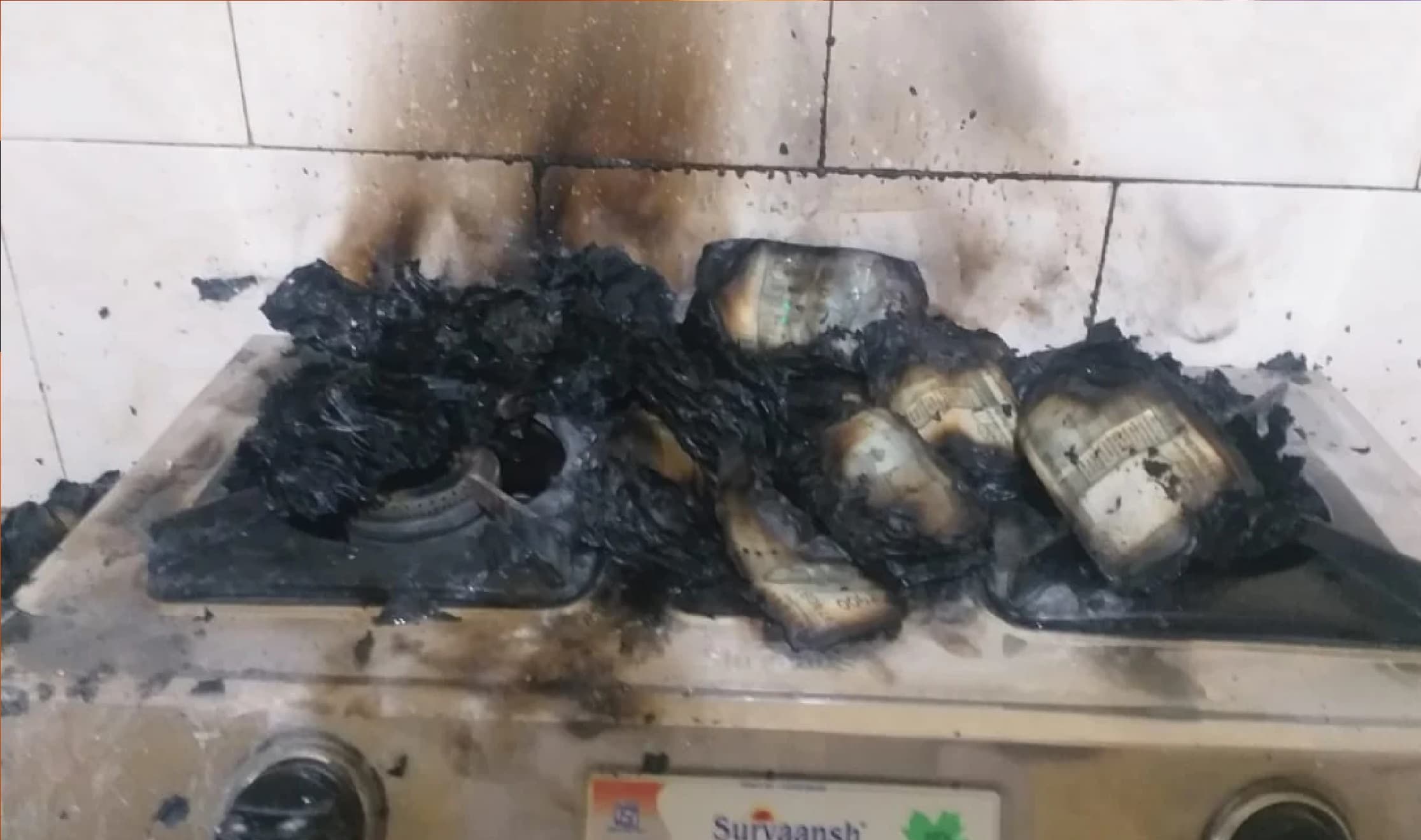 तहसीलदार ने गैस पर जला दिये 20 लाख रुपये, जानें क्या थी वजह ?