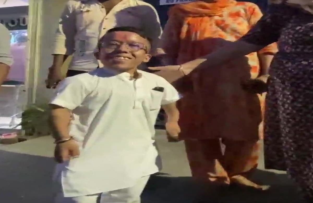 यूपी के मुरादाबाद में 3 फीट के पार्षद उम्मीदवार ने दाखिल किया नामांकन, बोले- मेरी हाइट ही मेरा प्लस प्वाइंट