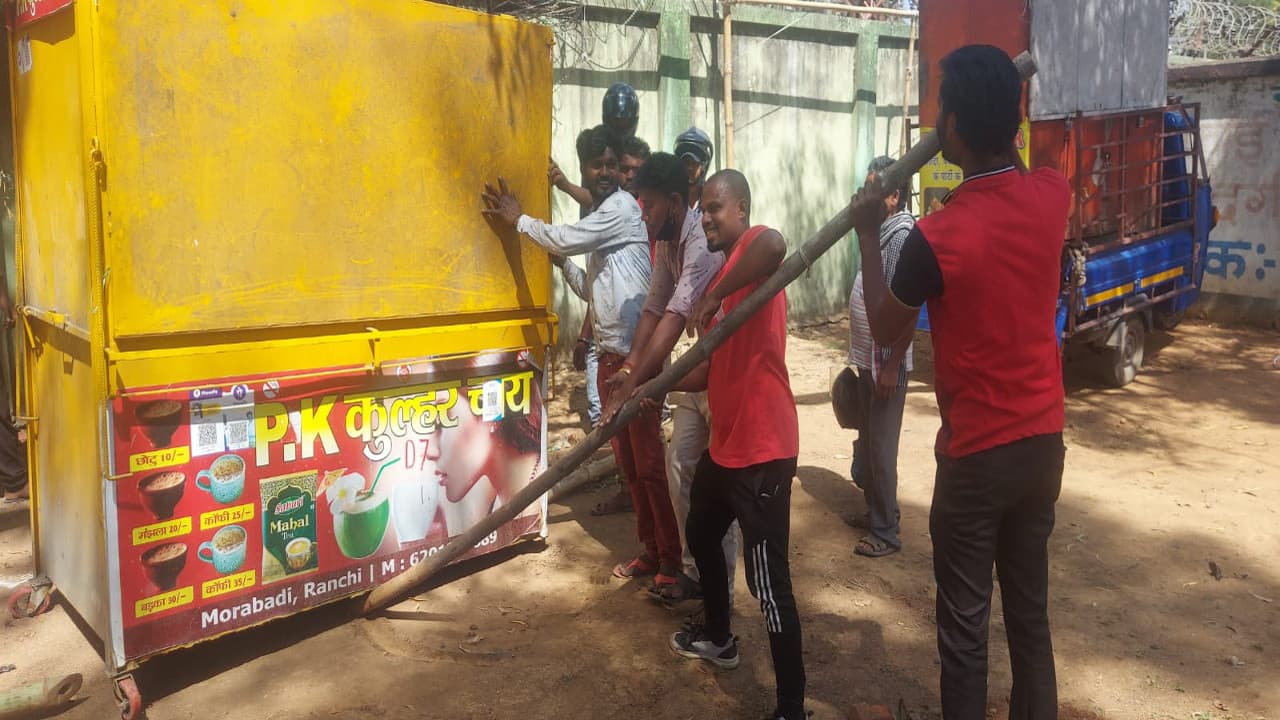 डेढ़ माह बाद रांची के मोरहाबादी मैदान के पास दुकानों की शिफ्टिंग शुरू, गोलीकांड के बाद से दुकानें हैं बंद