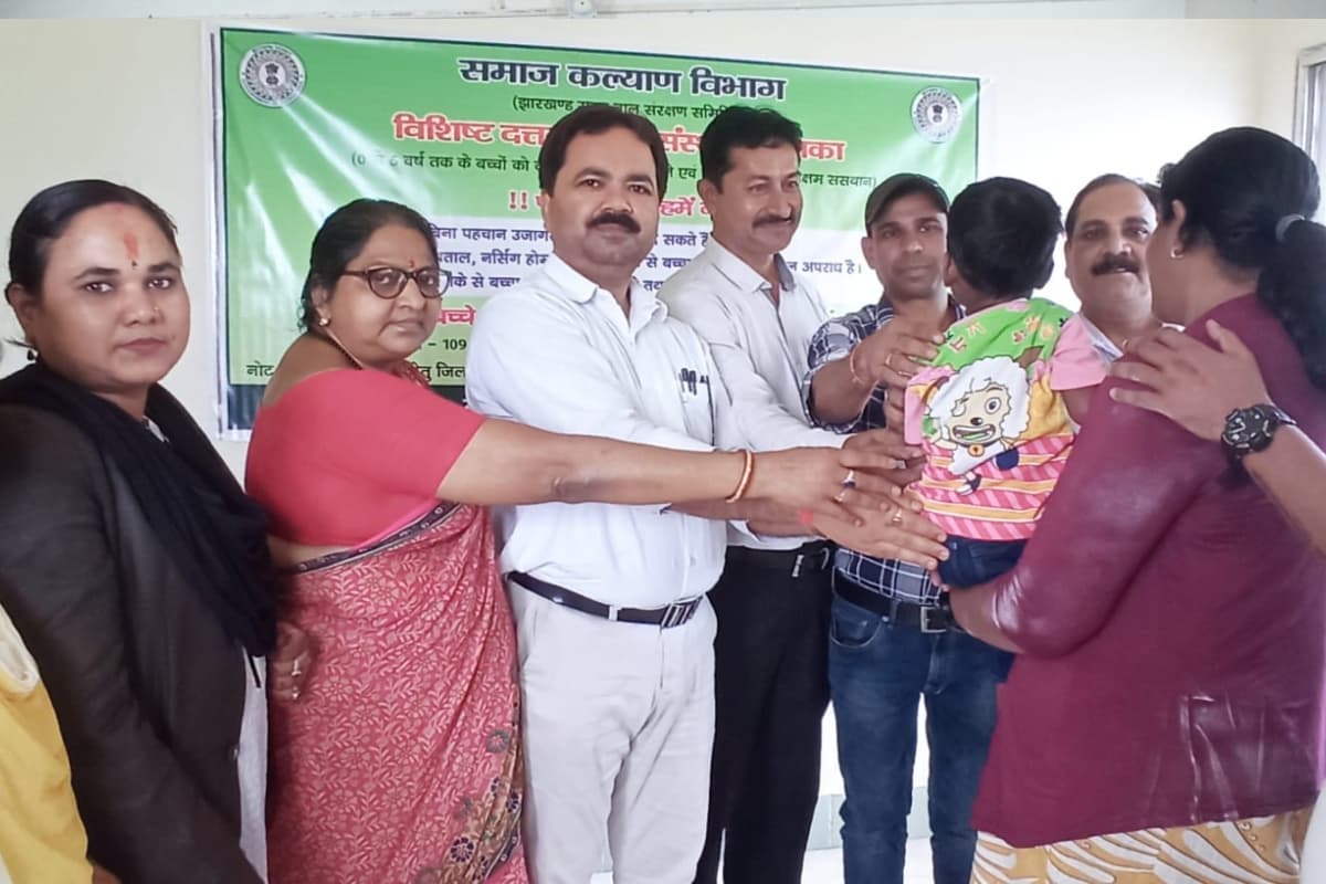 झारखंड: कुवैत में रहेगी दुमका की 4 साल की मोशिका, वर्षों इंतजार के बाद एनआरआई दंपती की भरी गोद, खिल उठे चेहरे