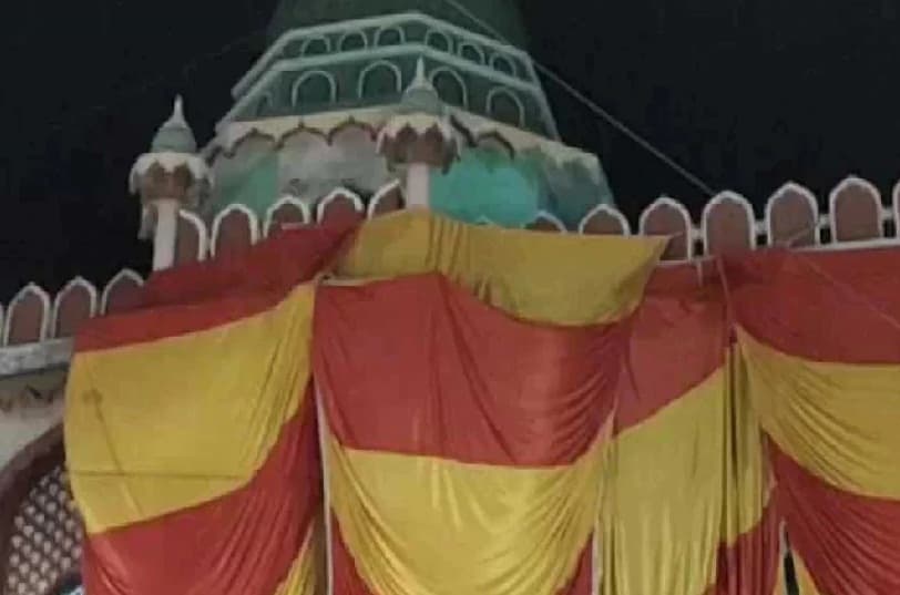 यूपी: होली के लिए कहीं ढक दी गई मस्जिद, तो कहीं बदला नमाज का वक्त, शांति-व्यवस्था के लिए पुलिस ने कसी कमर