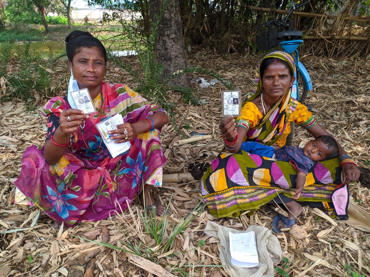 एक वोटर ऐसी भी, गोद में बच्चा लेकर पहुंची वोट देने, दिखा जबरदस्त उत्साह