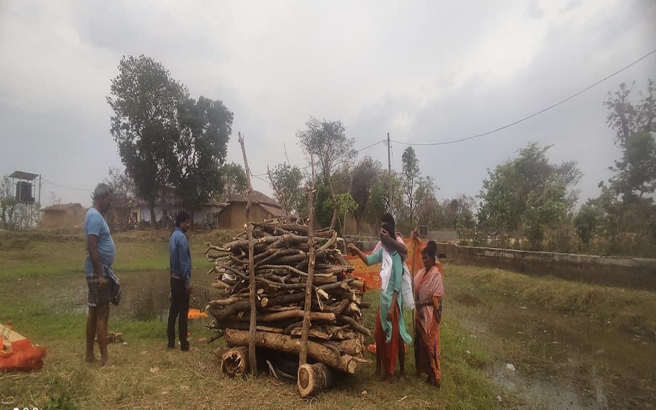 झारखंड में बिटिया ने निभाया बेटे का फर्ज, मां की अर्थी को दिया कंधा, मुखाग्नि देकर किया अंतिम संस्कार