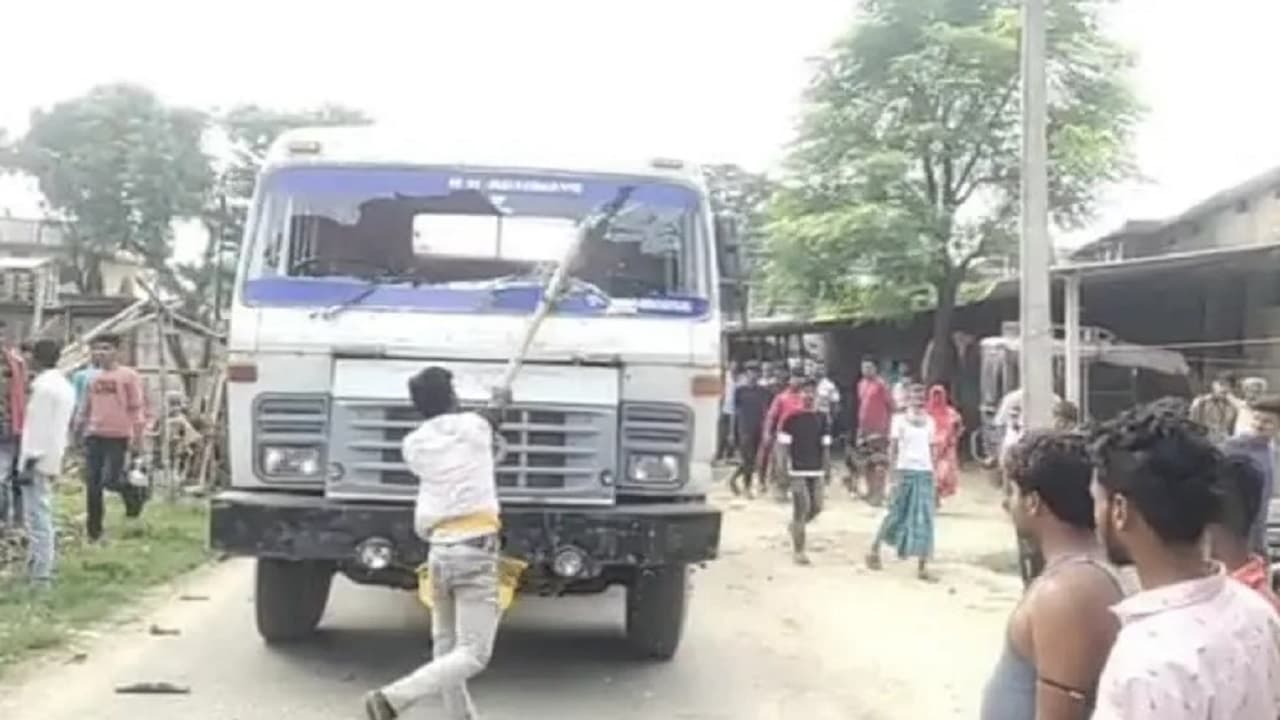 मोतिहारी में छात्रा को ट्रक ने रौंदा, ग्रामीणों ने किया तोड़फोड़ और सड़क जाम