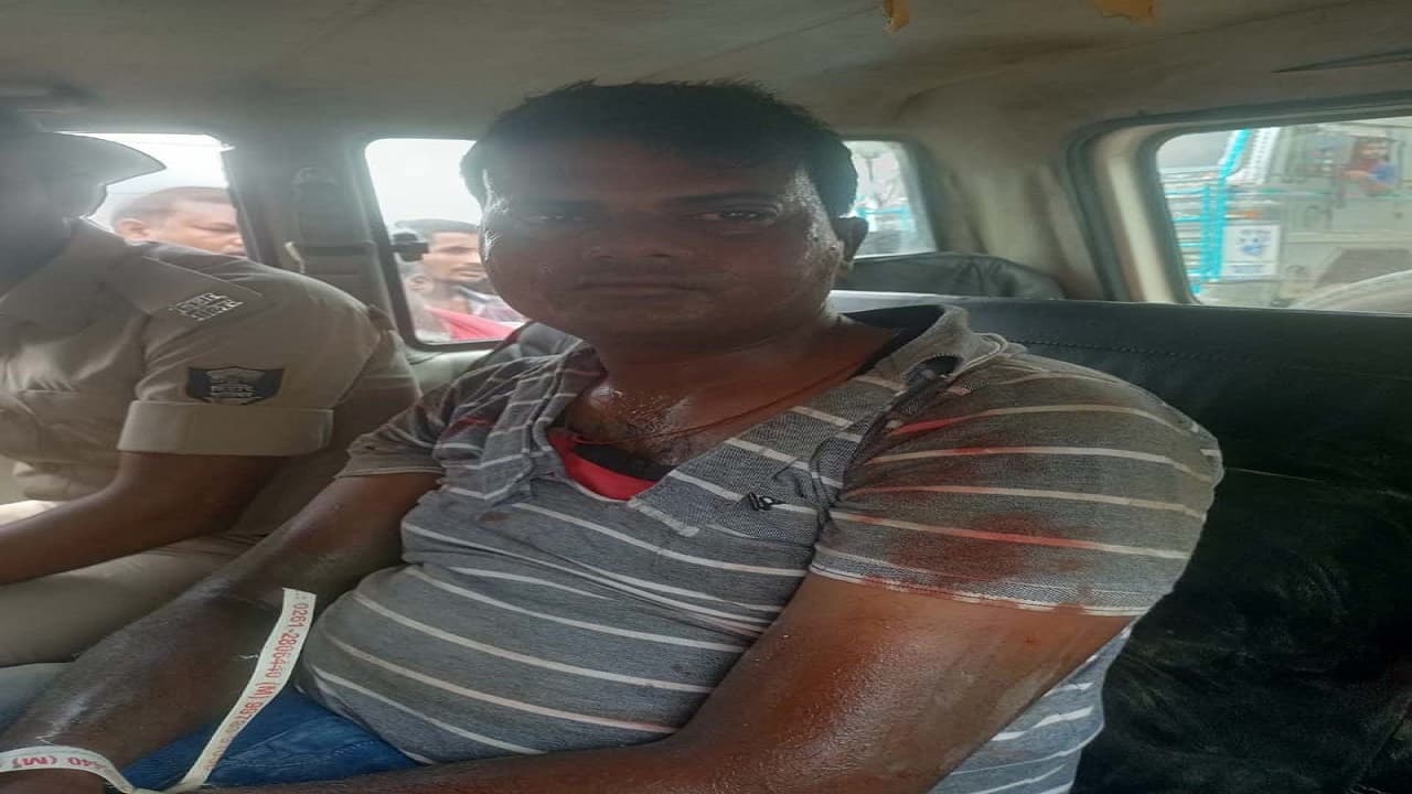 Motihari NEWS: हथियार लहराते हुए घुसे थे बैंक, ग्राहकों ने दिखायी हिम्मत तो हथकड़ियां पहनकर पहुंच गए जेल