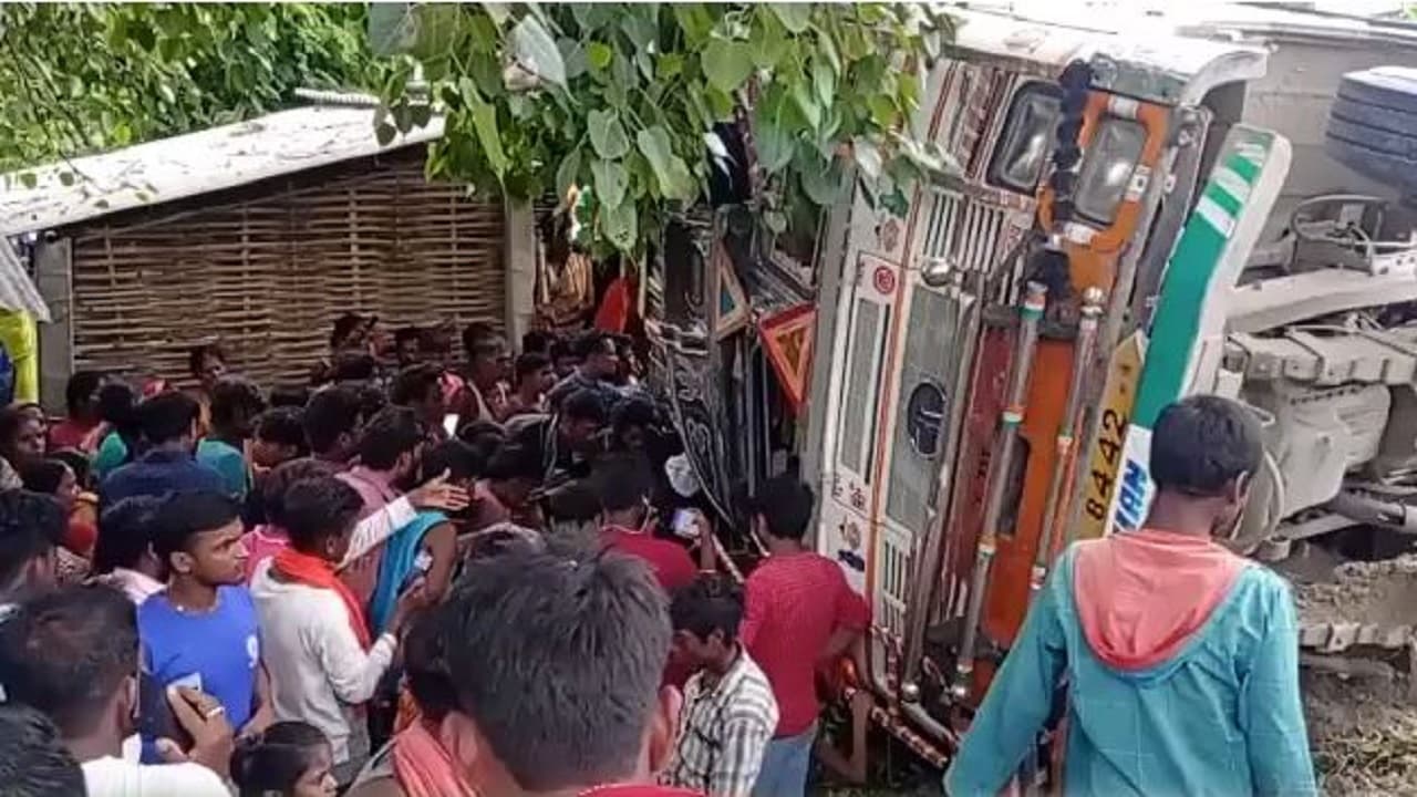 Bihar: मोतिहारी में ऑटो पर पलटा बालू लदा ट्रक, शिवचर्चा सुनने गये आधा दर्जन से अधिक लोगों की मौत