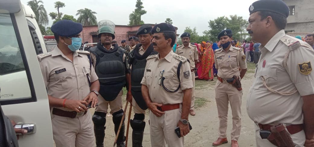 Bihar Panchayat Chunav: मोतिहारी में वोटिंग के दौरान ग्रामीणों और पुलिस के बीच हिंसक झड़प, सिपाही का सिर फूटा