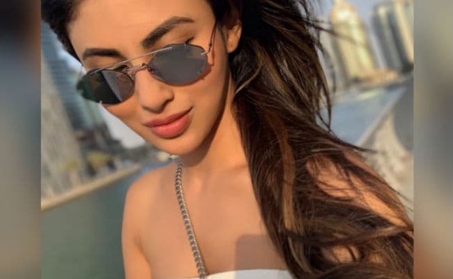 मौनी रॉय समंदर किनारे बिकनी लुक में दिखीं बेहद बोल्‍ड, सोशल मीडिया पर वायरल हुई एक्‍ट्रेस की ये PHOTOS