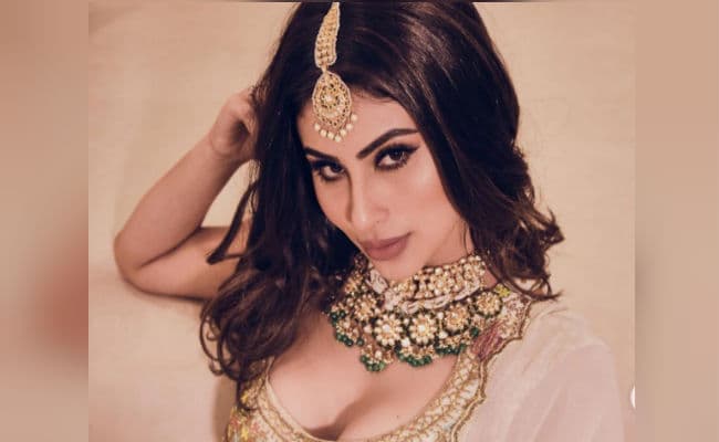 मौनी रॉय ने 'शावर' सॉन्ग पर किया धमाकेदार डांस, ब्लैक आउटफिट में देख फैंस बोले- 'अब तो पक्का...'