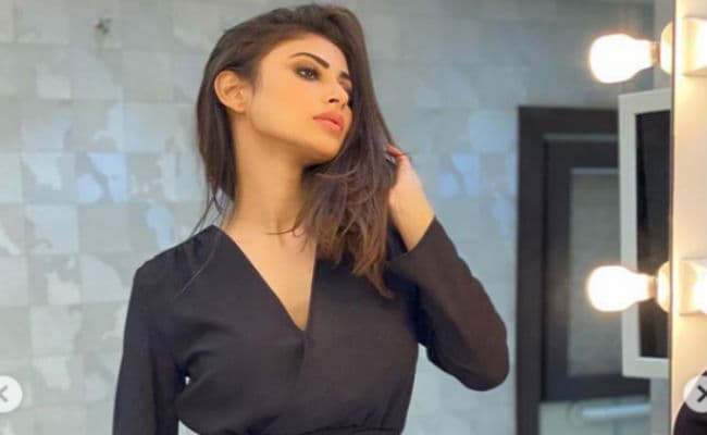 मौनी रॉय ने चांद को देखकर दिए ऐसे एक्‍सप्रेशंस, 'नागिन' एक्‍ट्रेस के बोल्‍ड लुक पर फिदा हुए फैंस, यहां देखें VIDEO