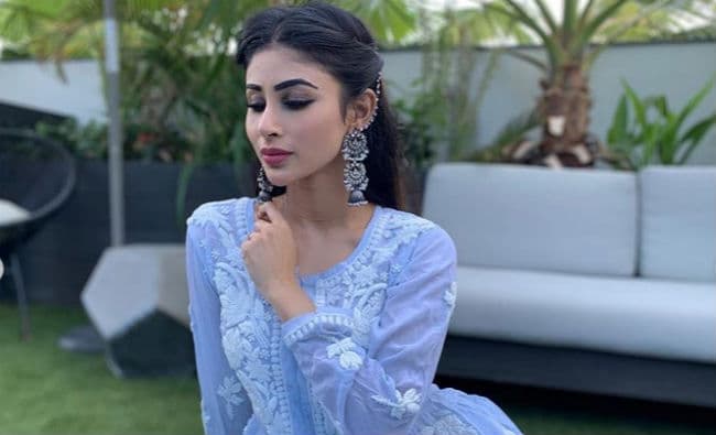 'Naagin' एक्‍ट्रेस मौनी राय की इन तसवीरों पर आया फैंस का दिल, कमेंट कर लिखा- इनबॉक्‍स में मैसेज...