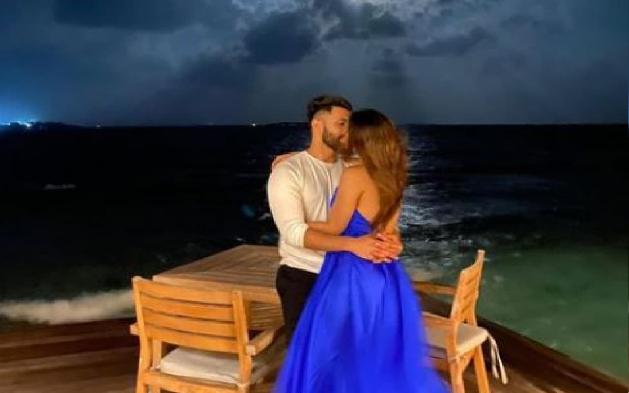 Mouni Roy Birthday: बचपन के दोस्त हैं मौनी रॉय और सूरज नांबियार, कुछ ऐसी है दोनों की लव स्टोरी