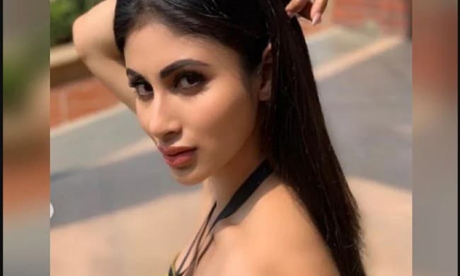 मौनी रॉय समंदर किनारे दिखीं बेहद बोल्‍ड, इंटरनेट पर वायरल हो रही इन तसवीरों में आया फैंस का दिल, Photos