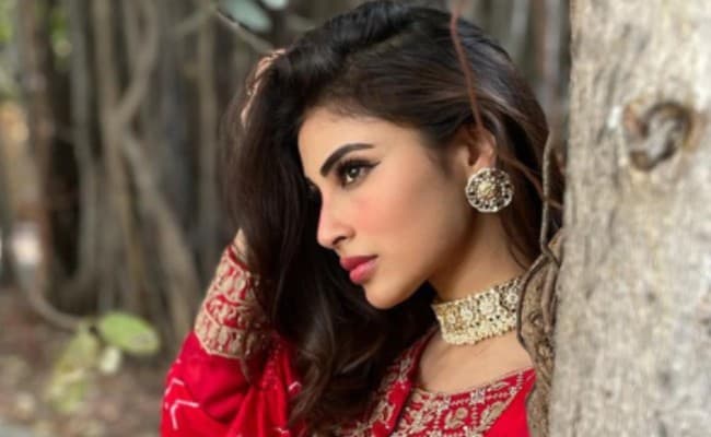 मौनी रॉय रेड ड्रेस में दिखीं बला की खूबसूरत, फैंस ने कमेंट में लिखा पलभर के लिए आंखों में...