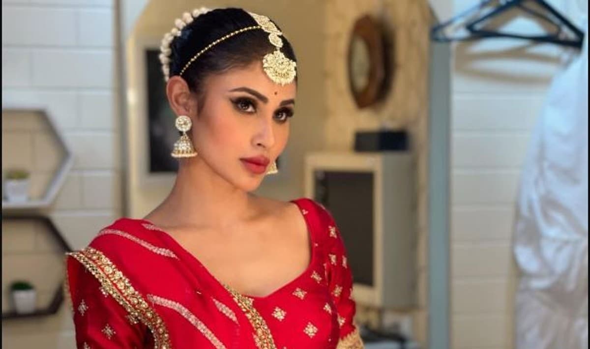 मौनी रॉय की तसवीरों पर फिदा हुए फैंस, Black ट्रांसपेरेंट ड्रेस में 'नागिन' एक्‍ट्रेस का दिखा बोल्‍ड अंदाज, Photos