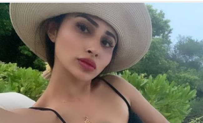 मौनी रॉय ऑफ शोल्‍डर ड्रेस में दिखीं बोल्‍ड, फैंस ने कमेंट में लिखा इस सरप्राइज के लिए और कितना इंतजार...