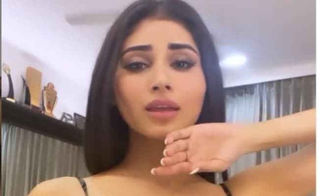 मौनी रॉय का बिकिनी के बाद फ्लोरल ड्रेस में बोल्‍ड अंदाज, फैंस ने कमेंट में लिखा क्‍या एक्‍सप्रेशन है... VIDEO